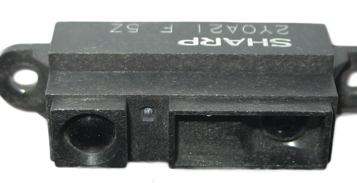 Un capteur de distance infrarouge (famille Sharp GP2Y)